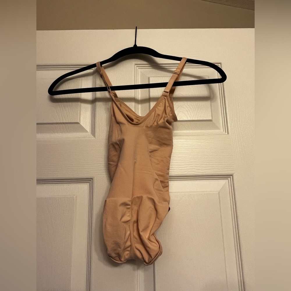 NEW NEVER WORN SKIMS SCULPTING BODY SUIT - Picture 2 of 3